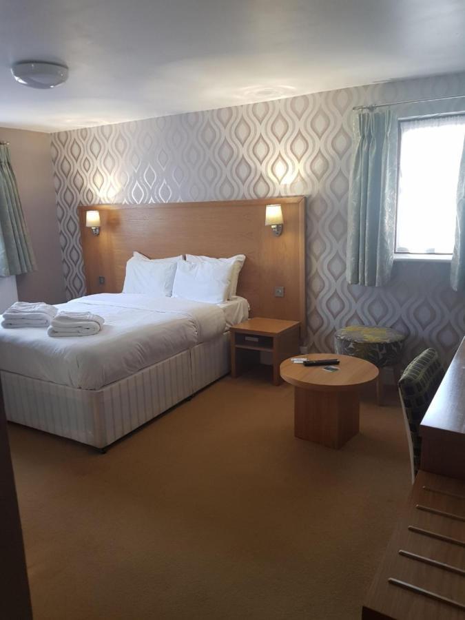 Marsh Farm Hotel Суиндън Екстериор снимка