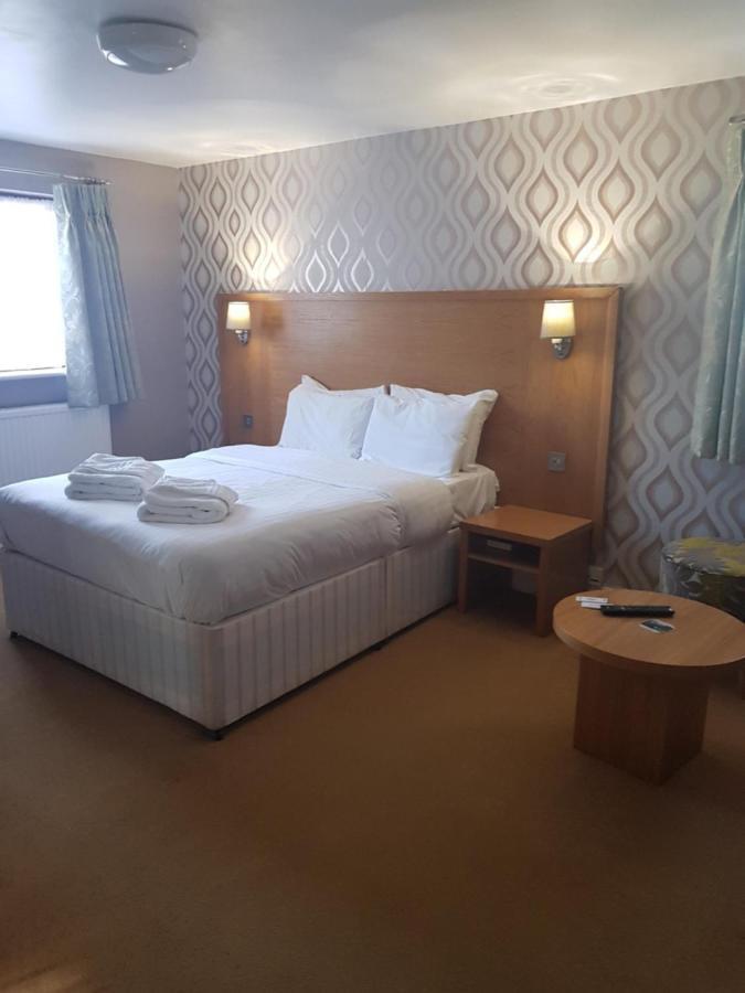 Marsh Farm Hotel Суиндън Екстериор снимка