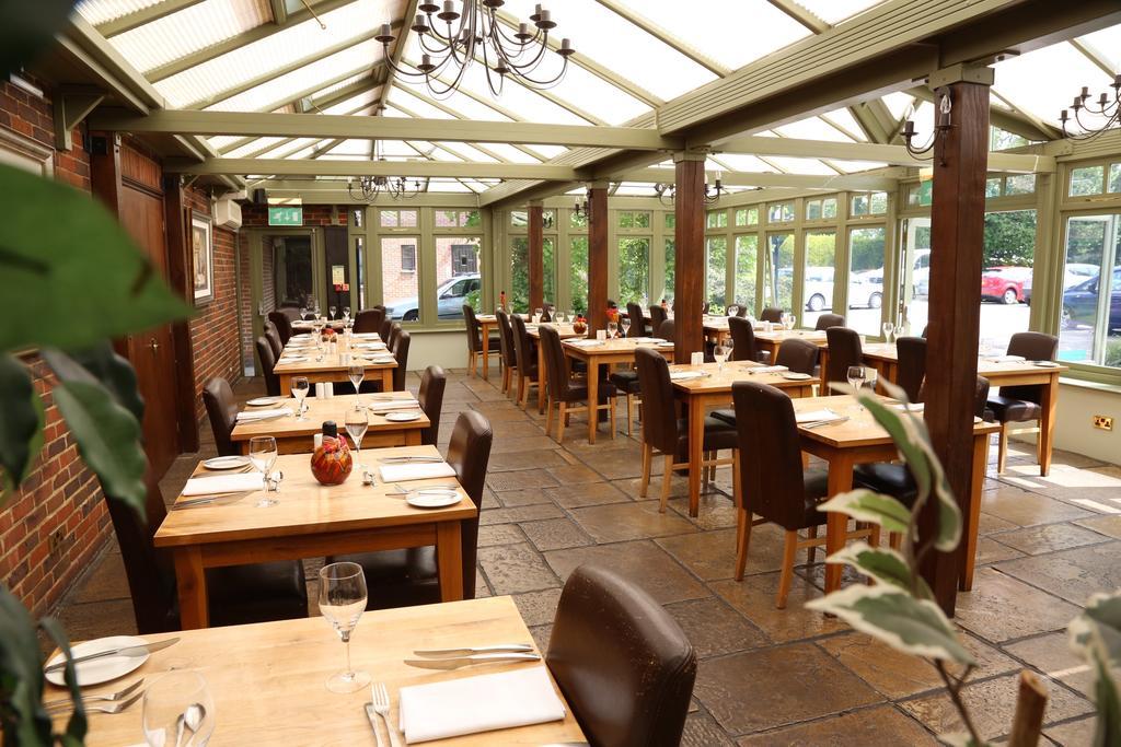 Marsh Farm Hotel Суиндън Екстериор снимка