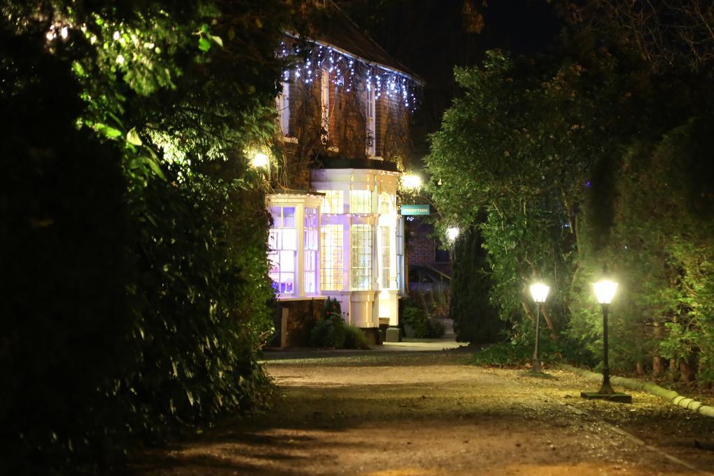 Marsh Farm Hotel Суиндън Екстериор снимка