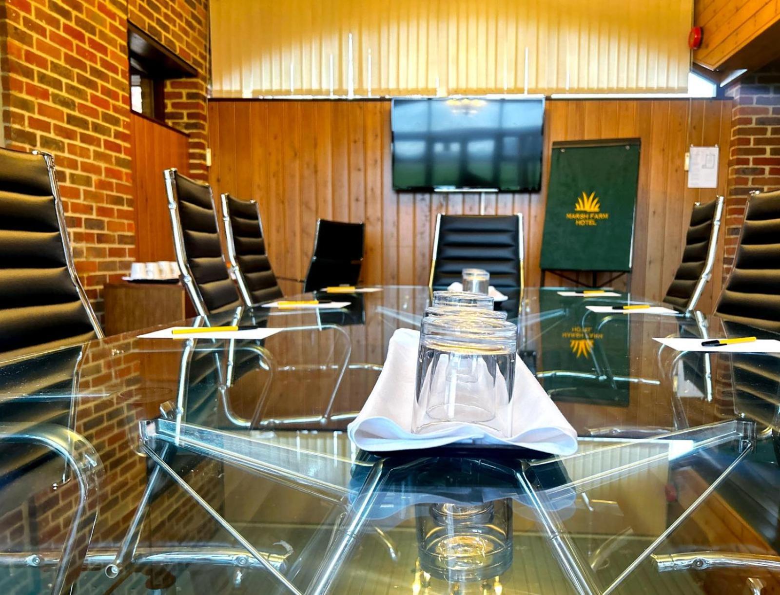Marsh Farm Hotel Суиндън Екстериор снимка