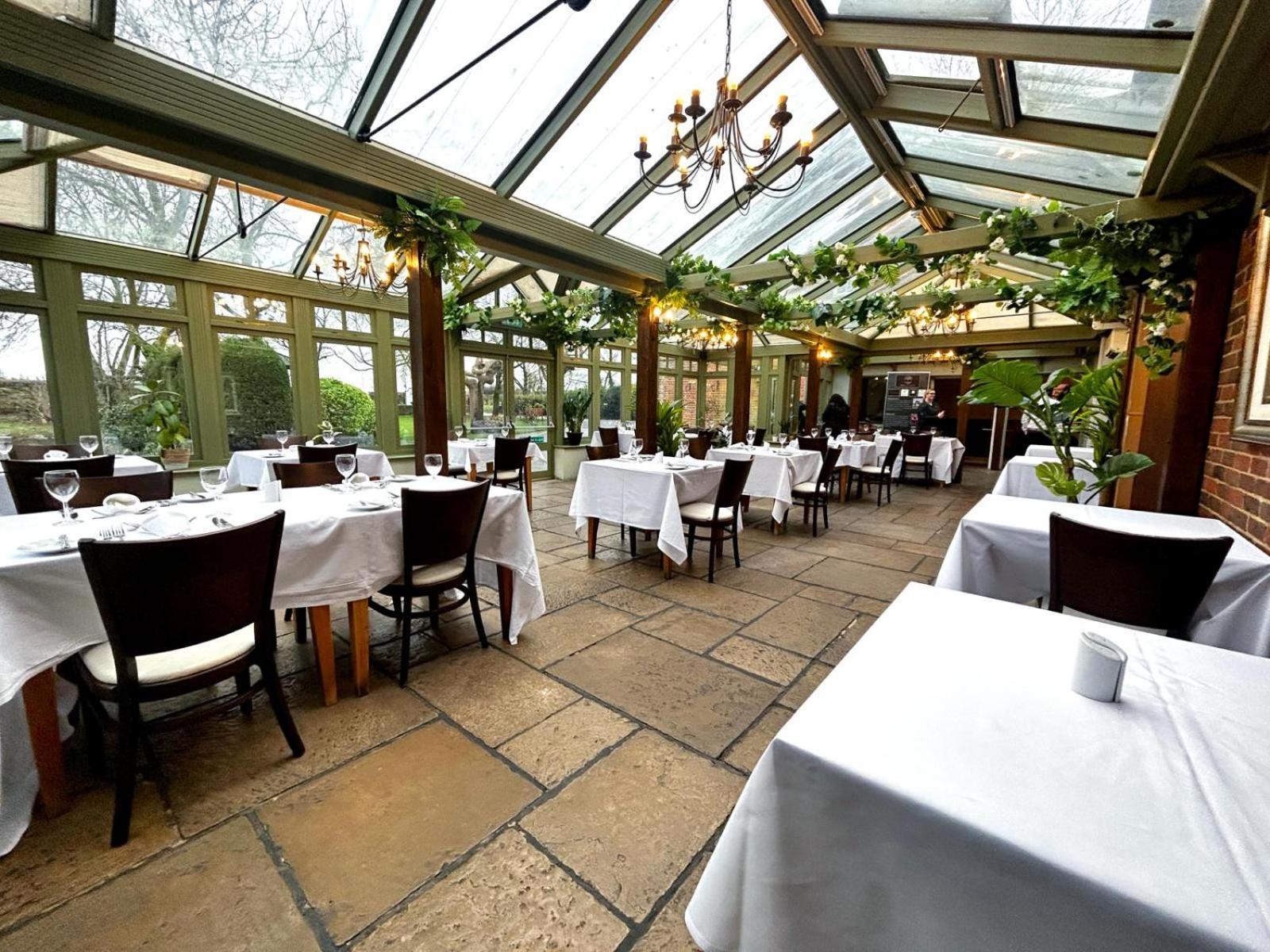 Marsh Farm Hotel Суиндън Екстериор снимка