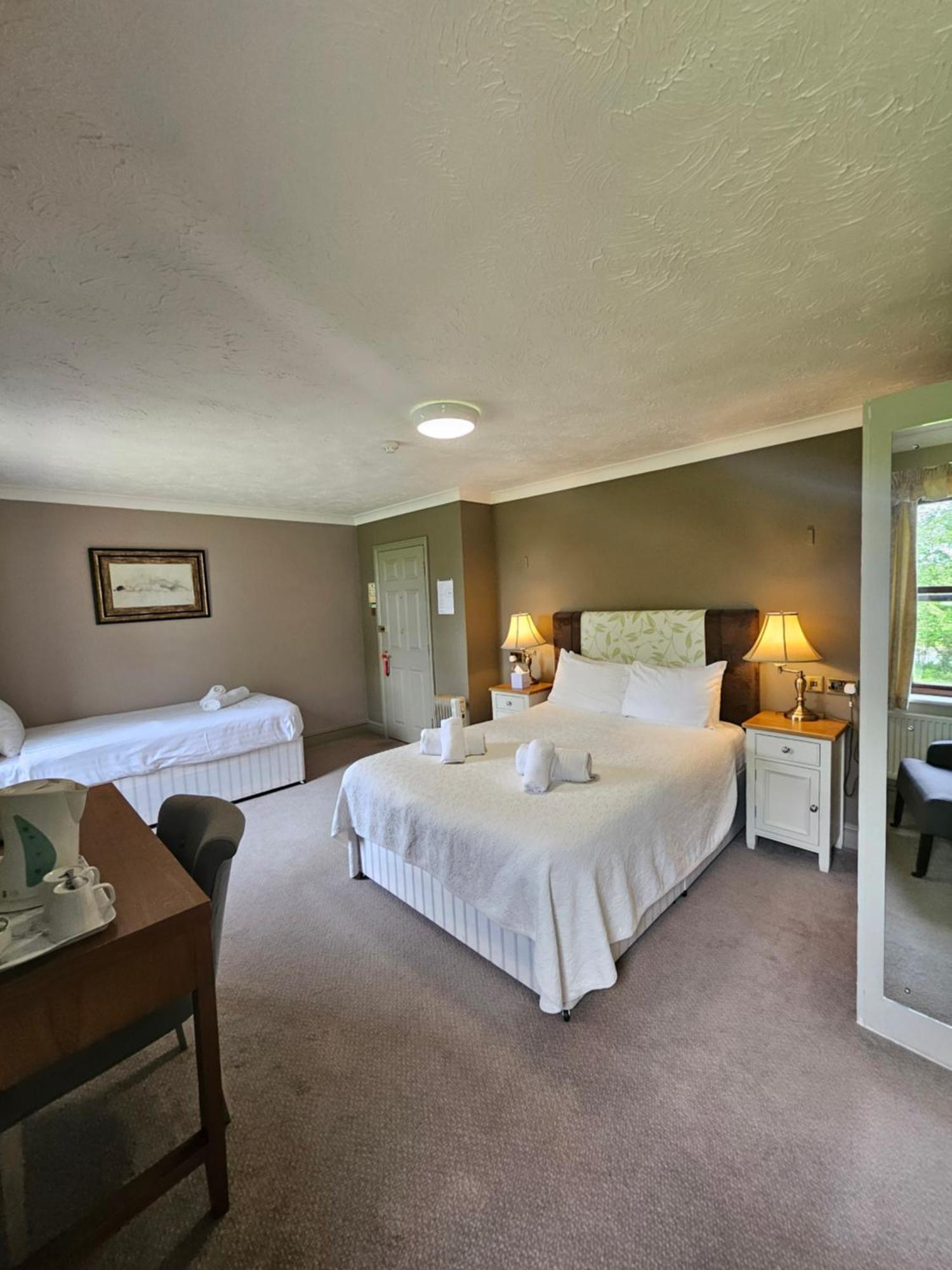 Marsh Farm Hotel Суиндън Екстериор снимка