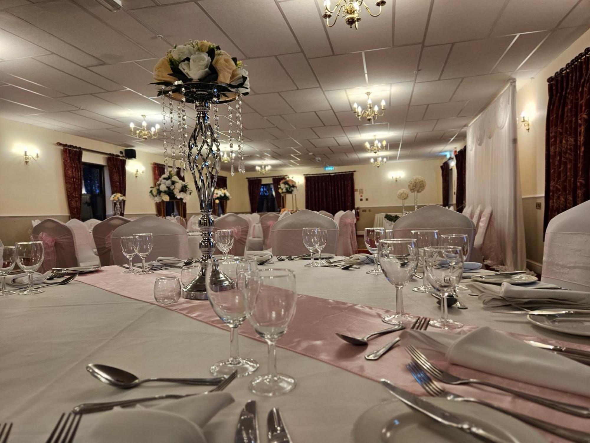 Marsh Farm Hotel Суиндън Екстериор снимка