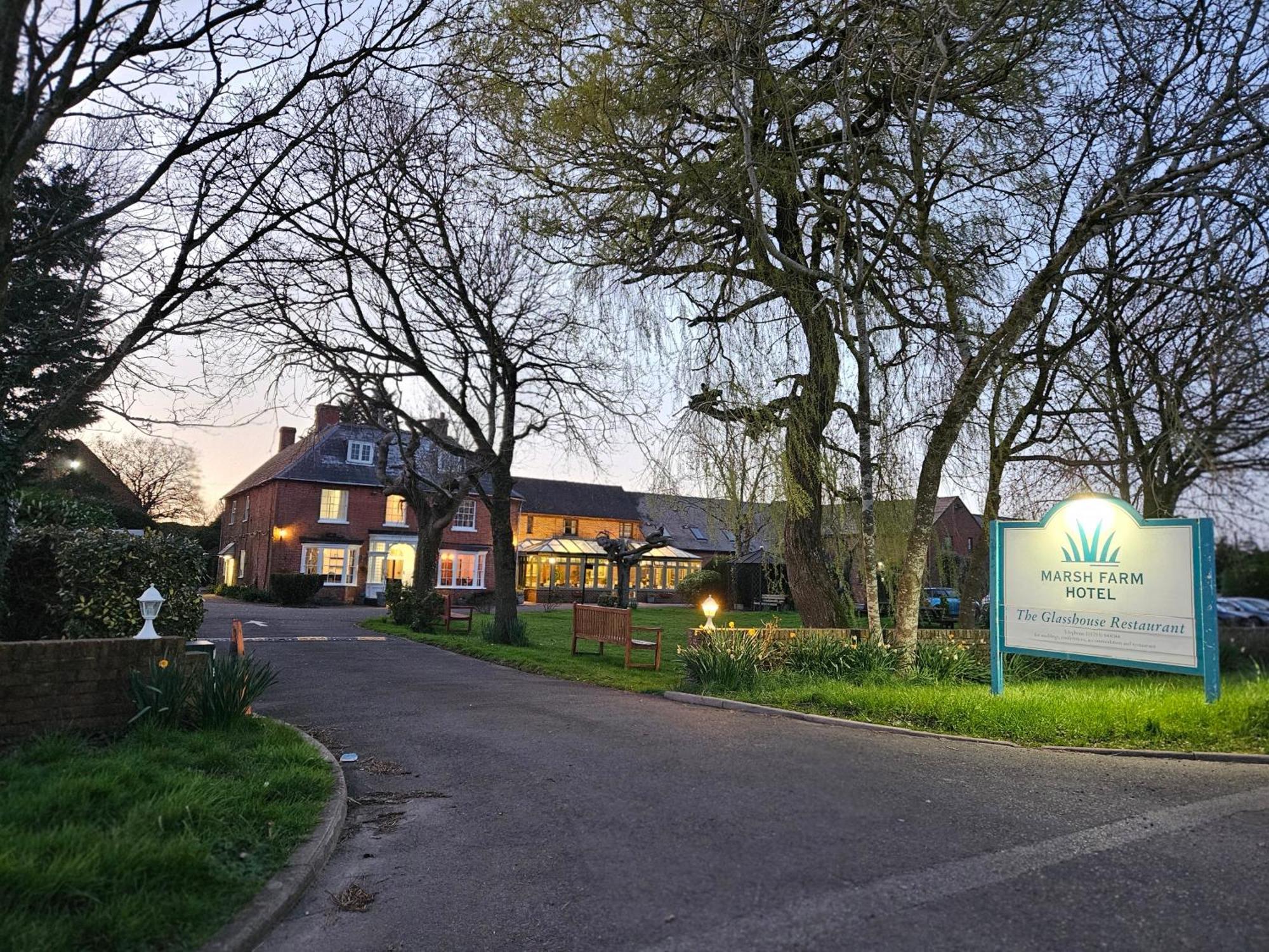 Marsh Farm Hotel Суиндън Екстериор снимка