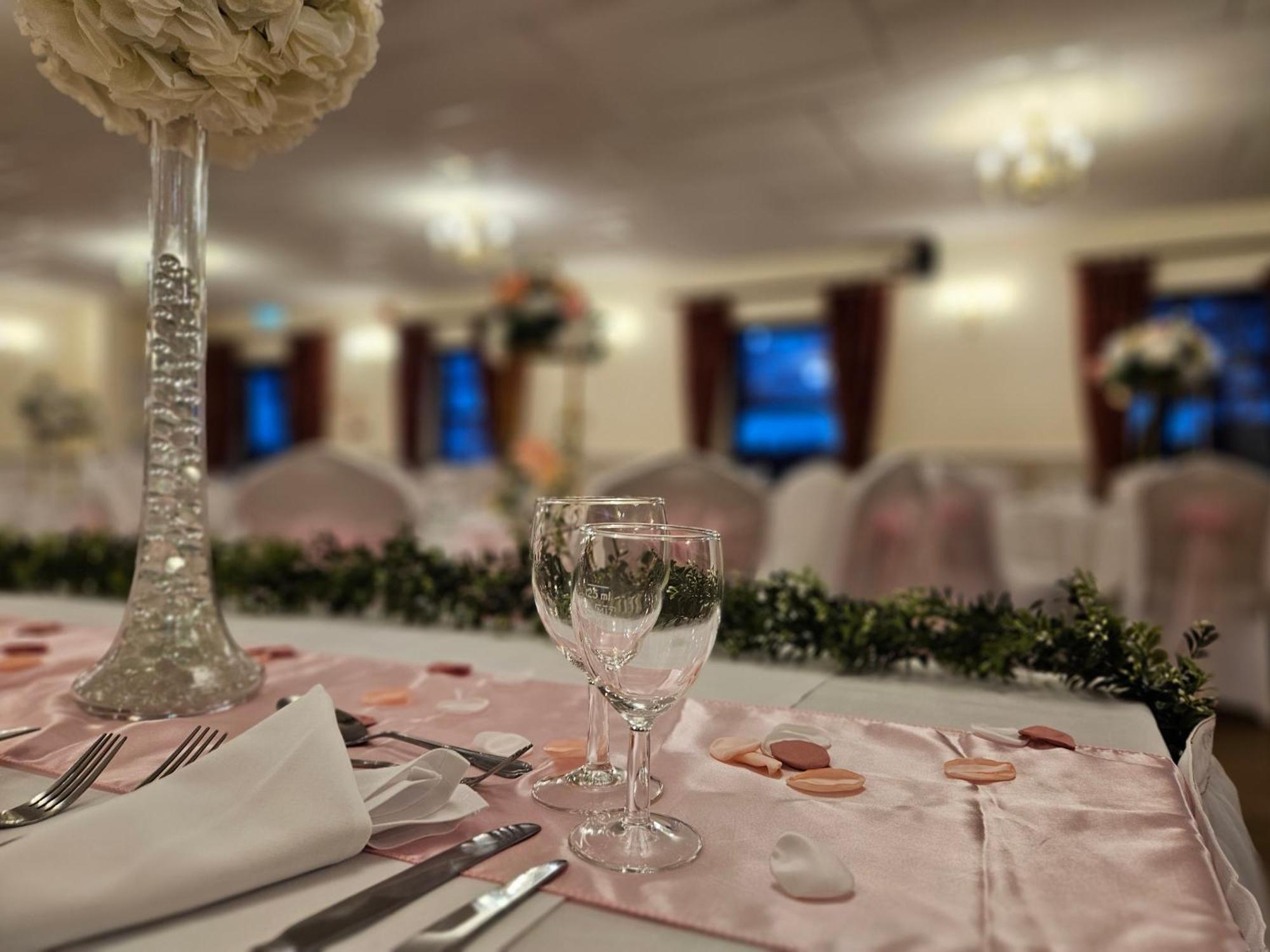 Marsh Farm Hotel Суиндън Екстериор снимка