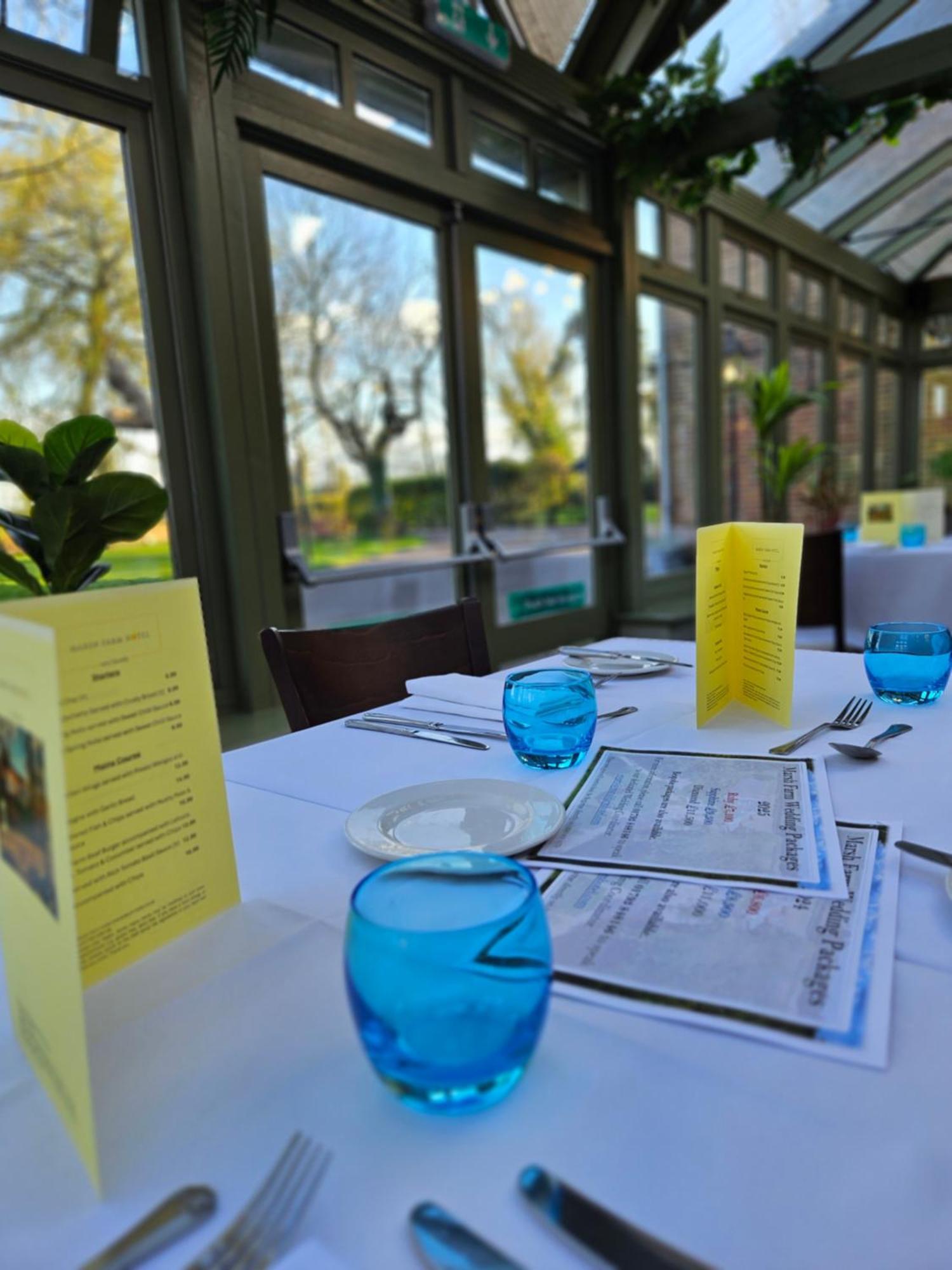 Marsh Farm Hotel Суиндън Екстериор снимка
