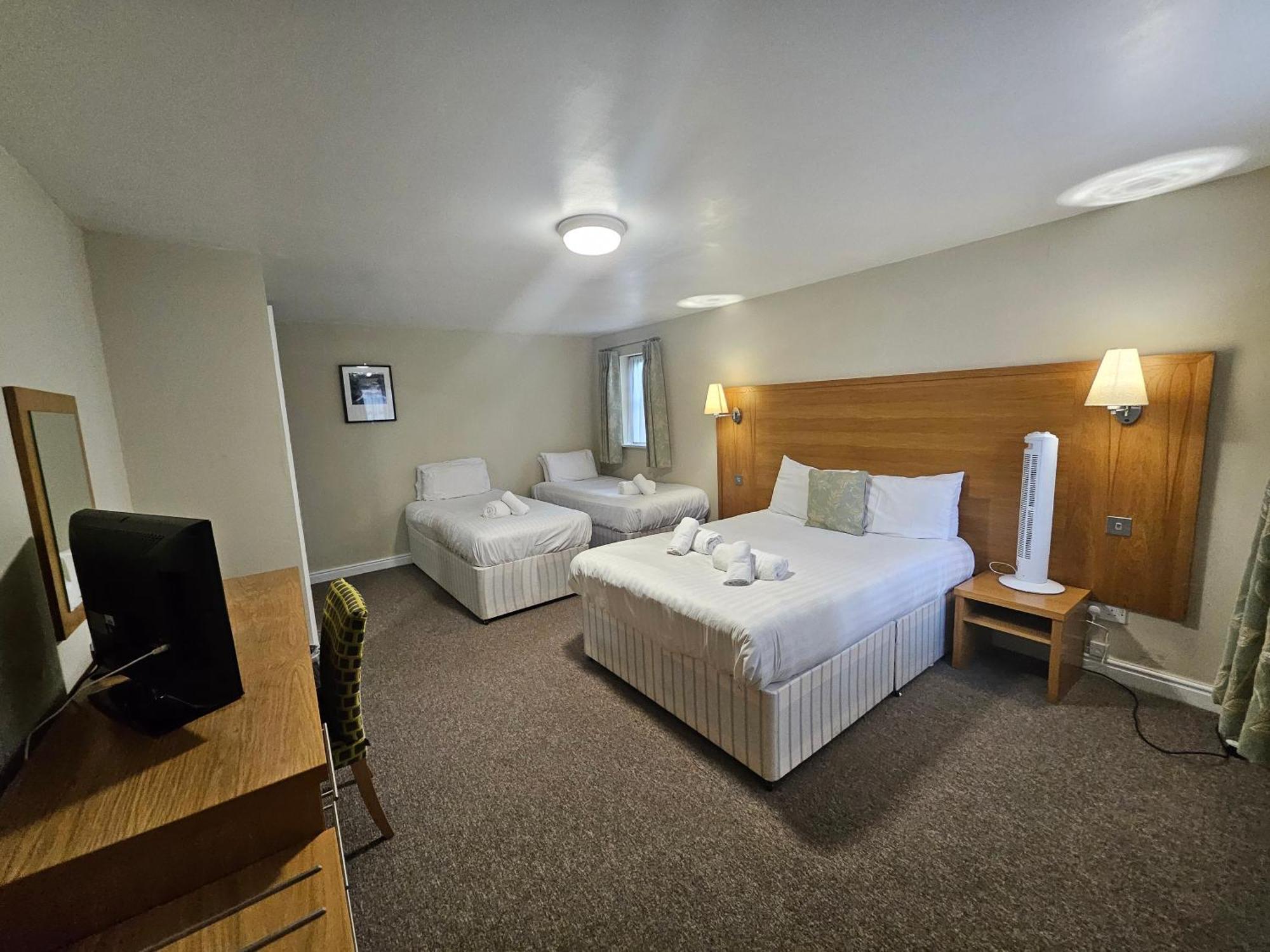 Marsh Farm Hotel Суиндън Екстериор снимка